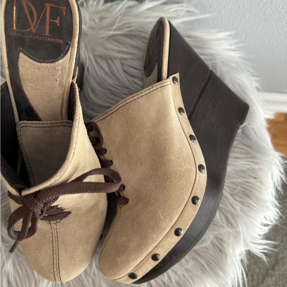 Diane Von Furstenberg Cream and Brown Mules with Elegant Design - Picture 4 of 6